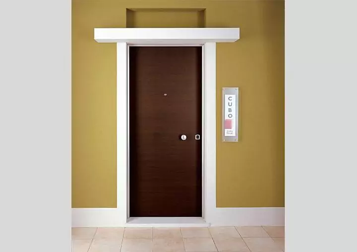 LINEA 884 front door