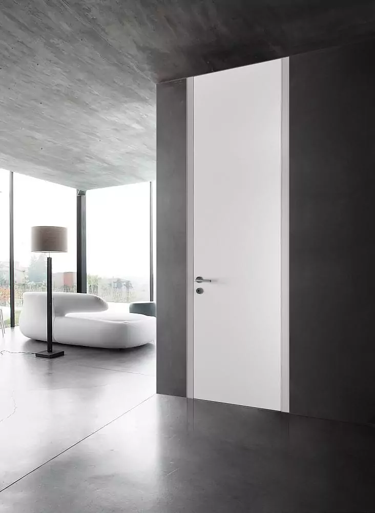 FILO–60, Bianco matte enamel, aluminum monoblock door frame in Chrome Matt finish. Platbands without insert. The "under the ceiling" option.